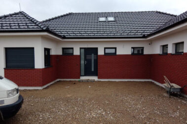 Einbau von Fenster und Türen